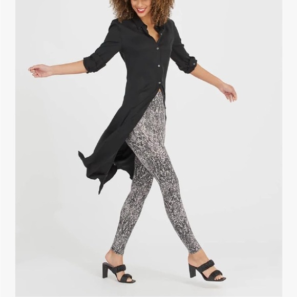 Spanx Faux Leather Snake Shine leggings in grey snake size Large Like New - Picture 2 of 10